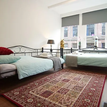 Vibrant And Central Reguliers Bed and Breakfast *